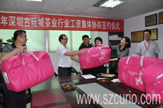 罗湖区总工会领导和黄贝岭街道办领导送我公司与会人员爱心棉被